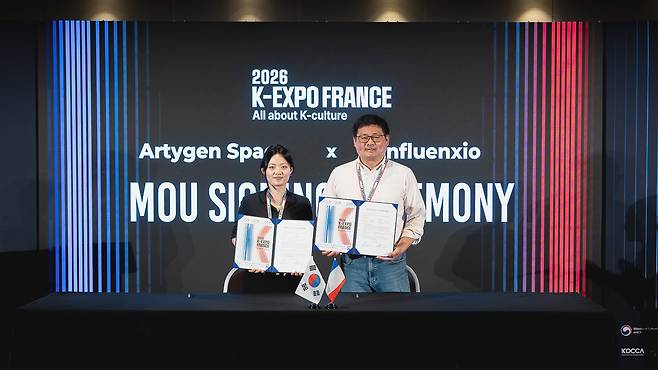 전현주 아티젠스페이스 리드(사진 왼쪽)와 Liang Chiu 인플루엔시오 비즈니스 디렉터(business director)가 업무협약을 체결하고 기념사진을 찍고 있다/사진제공=아티젠스페이스