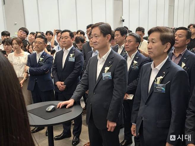 7월7일부터 3개월의 시범 운영에 들어간 '모험자본 플랫폼'은 모험자본 시장의 정보 비대칭성을 완화하고 자본시장을 통한 생산적 금융 활성화를 위해 투자정보 공유 인프라 구축 추진에 초점을 맞췄다. 사진은 이날 경기 성남 네이버1784(네이버본사 신사옥) 28층 스카이홀에서 열린 '모험자본 투자 플랫폼 출범식'에 참석했던 이찬진(앞줄 왼쪽) 금감원장과 황성엽(오른쪽) 금투협회장. /사진=김창성 기자