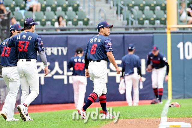 14일 오후 서울 잠실야구장에서 진행된 '2026 신한 SOL KBO 리그' 롯데 자이언츠 - LG 트윈스 경기. 경기 전 롯데 전준우가 LG 선수들을 바라보고 있다./곽경훈 기자