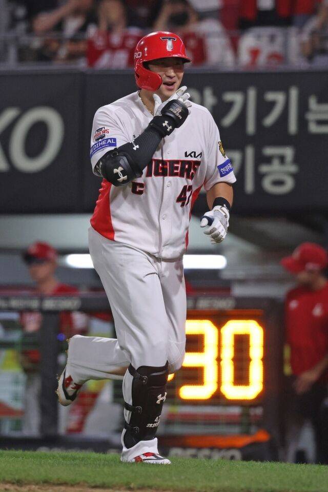 KIA 타이거즈 나성범이 2일 광주 KIA챔피언스필드에서 열린 SSG랜더스와의 홈 경기서 9회말 동점 투런포를 치고 그라운드를 돌고 있다./KIA 타이거즈 제공