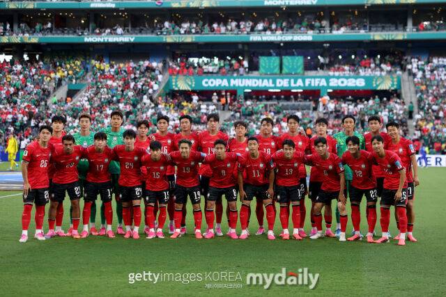 축구대표팀 선수단이 멕시코 몬테레이스타디움에서 열린 남아공과의 북중미월드컵 A조 3차전을 앞두고 기념 촬영을 하고 있다./게티이미지코리아