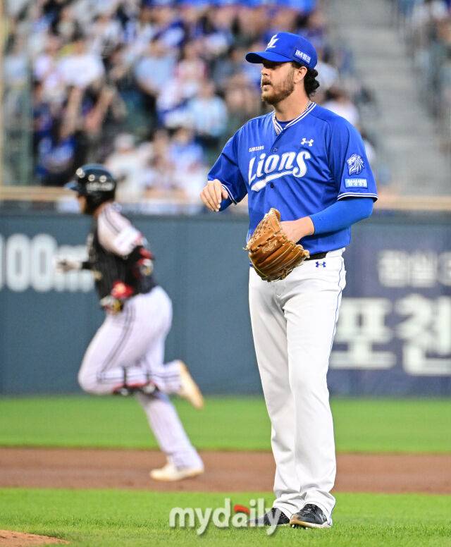 2026년 6월 24일 오후 서울 잠실구장에서 열린 '2026 신한 SOL KBO리그' 삼성 라이온즈와 LG 트윈스의 경기. 삼성 선발투수 오러클린이 4회말 1사 후 LG 오스틴에게 솔로 홈런을 맞고 허탈해하고 있다./마이데일리