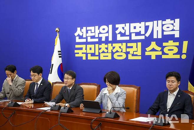 [서울=뉴시스] 정병혁 기자 = 한병도 더불어민주당 대표 직무대행 겸 원내대표가 7일 서울 여의도 국회에서 열린 원내대책회의에서 발언하고 있다. 2026.07.07. jhope@newsis.com