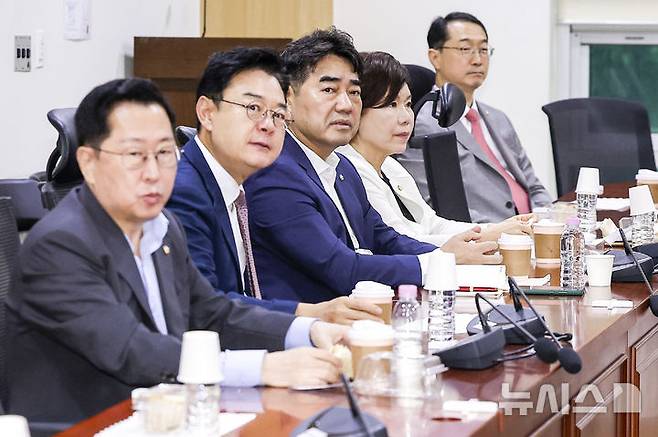 [서울=뉴시스] 정병혁 기자 = 이성권 국민의힘 의원을 비롯한 소속 의원들이 7일 서울 여의도 국회 의원회관에서 열린 대안과 미래 조찬모임에 참석해 있다. 2026.07.07. jhope@newsis.com
