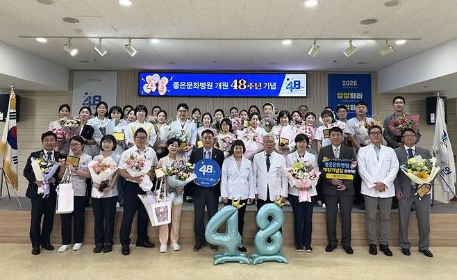 [부산=뉴시스] 좋은문화병원은 7일 병원 15층 대강당에서 구정회 은성의료재단 회장과 문화숙 병원장, 구자성 이사장, 임직원 300여명이 참석한 가운데 개원 48주년 기념식을 개최했다. (사진=좋은문화병원 제공) 2026.07.07 photo@newsis.com *재판매 및 DB 금지