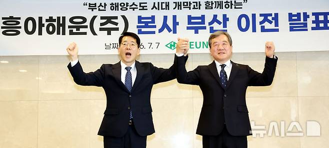[서울=뉴시스] 박영태 기자 = 7일 오후 서울 중구 프레지던트호텔에서 열린 흥아해운 본사 부산 이전계획 발표식에서 이환구(오른쪽) 흥아해운 대표와 황종우 해양수산부 장관이 기념촬영을 하고 있다. 2026.07.07. since1999@newsis.com