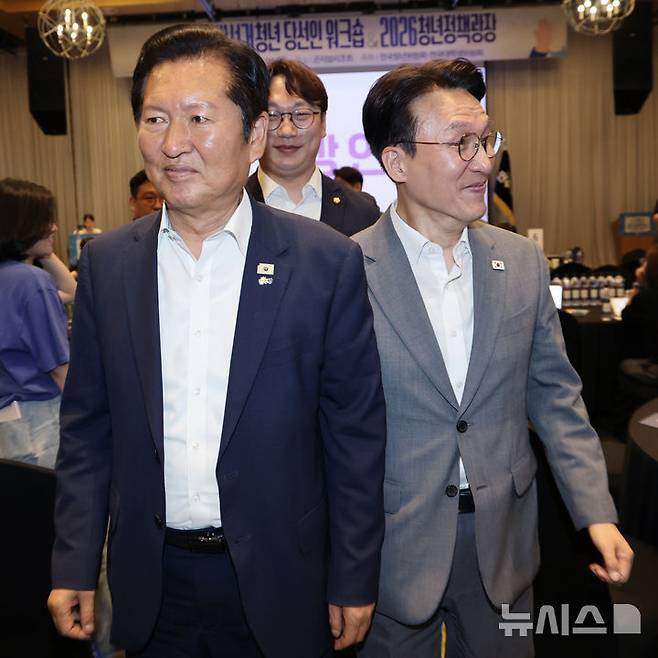 [경기광주=뉴시스] 정병혁 기자 = 28일 오후 경기 광주시 곤지암리조트에서 열린 더불어민주당 6.3 지방선거 청년 당선자 워크숍에서 김민석 국무총리와 정청래 전 대표가 이동하고 있다. (공동취재) 2026.06.28. photo@newsis.com