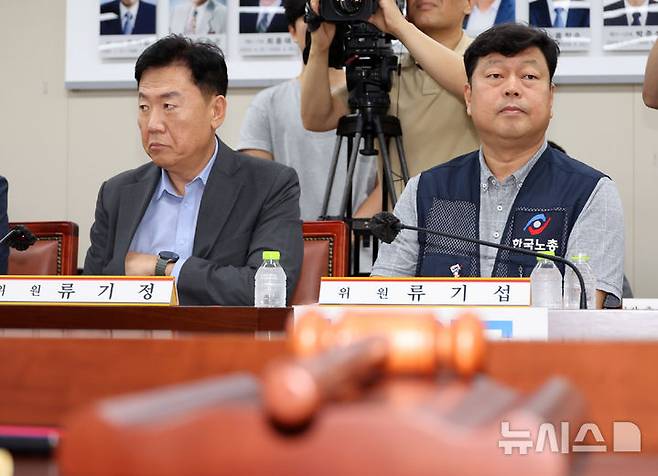 [세종=뉴시스] 배훈식 기자 = 류기정(왼쪽) 최저임금위원회 사용자 위원과 류기섭 근로자 위원이 7일 오후 세종시 정부세종청사에서 열린 최저임금위 제12차 전원회의에서 나란히 앉아 다른 곳을 바라보고 있다. 2026.07.07. dahora83@newsis.com