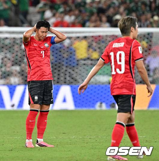 [OSEN=몬테레이(멕시코), 이대선 기자] 홍명보 감독이 이끄는 대한민국 축구대표팀은 25일(이하 한국시간) 오전 10시 멕시코 몬테레이 스타디움에서 개최된 2026 국제축구연맹(FIFA) 북중미 월드컵 조별리그 A조 최종전에서 남아프리카공화국에게 0-1 충격패를 당했다. 1승2패가 된 한국은 A조 3위로 밀리며 32강 자력진출에 실패했다. 한국은 나머지 조들의 상황을 따져보고 32강에 진출할 가능성은 남아있다.후반 선제골을 허용한 대한민국 손흥민이 아쉬워하고 있다. 2026.06.25 /sunday@osen.co.kr