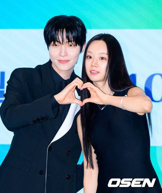 [OSEN=박준형 기자] 7일 서울 신도림 디큐브 더세인트에서 ENA 새 월화드라마 ‘그대에게 드림’ 제작발표회가 진행됐다.‘그대에게 드림’은 꿈을 이루고 돌아온 천재 영화감독 우수빈(황인엽 분)과 꿈을 잊은 채 사는 생계형 리포터 주이재(이혜리 분)의 재회 후일담을 그린 로맨틱 코미디로 이날 현장에는&nbsp;유선동&nbsp;감독, 황인엽, 이혜리 등이 참석했다.  배우 황인엽과 이혜리가 포즈를 취하고 있다.   2026.07.07 / soul1014@osen.co.kr
