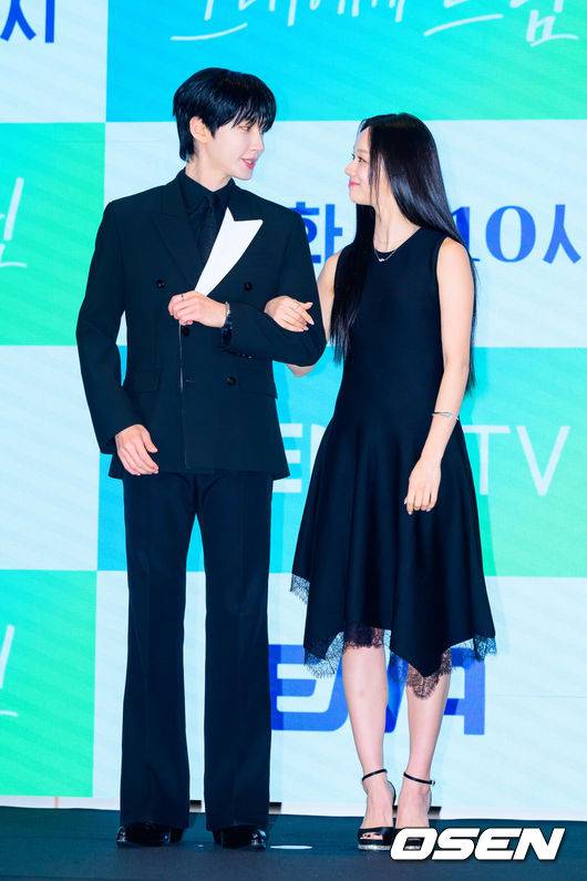 [OSEN=박준형 기자] 7일 서울 신도림 디큐브 더세인트에서 ENA 새 월화드라마 ‘그대에게 드림’ 제작발표회가 진행됐다.‘그대에게 드림’은 꿈을 이루고 돌아온 천재 영화감독 우수빈(황인엽 분)과 꿈을 잊은 채 사는 생계형 리포터 주이재(이혜리 분)의 재회 후일담을 그린 로맨틱 코미디로 이날 현장에는&nbsp;유선동&nbsp;감독, 황인엽, 이혜리 등이 참석했다.  배우 황인엽과 이혜리가 포즈를 취하고 있다.   2026.07.07 / soul1014@osen.co.kr