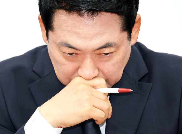 장동혁 국민의힘 대표가 지난 6일 국회에서 열린 최고위원회의에서 잠시 생각에 잠겨 있다. 연합뉴스