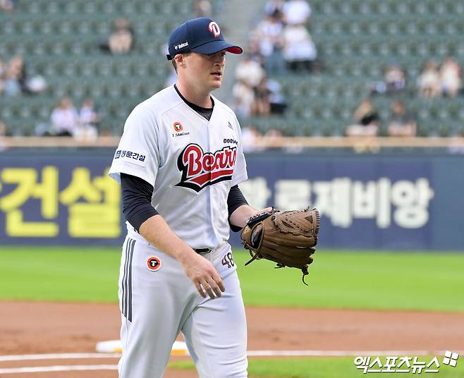 7일 오후 서울 송파구 잠실야구장에서 열린 '2026 신한 SOL Bank KBO리그' SSG 랜더스와 두산 베어스의 경기, 1회초 수비를 마친 두산 선발투수 벤자민이 더그아웃으로 향하고 있다. 잠실, 김한준 기자