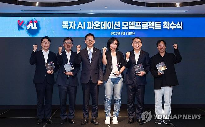 독자 AI 파운데이션 모델 프로젝트 착수식 (서울=연합뉴스) 배경훈 과학기술정보통신부 장관이 9일 서울 중구 르메르디앙 미드센츄리룸에서 열린 '독자 AI 파운데이션 모델 프로젝트 착수식' 에서 참석자들과 기념 촬영하고 있다.
    왼쪽부터 임우형 LG AI연구원장, 김유원 네이버클라우드 대표, 배경훈 과학기술정보통신부 장관, 이연수 NC AI 대표, 유영상 SK텔레콤 대표, 김성훈 업스테이지 대표. 2025.9.9 [과학기술정보통신부 제공. 재판매 및 DB 금지] photo@yna.co.kr