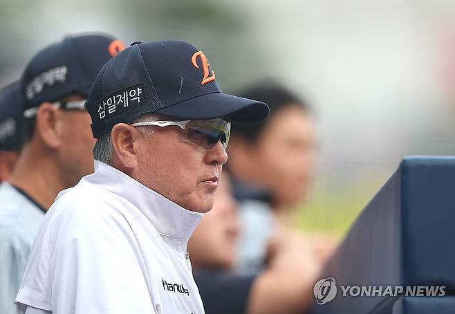 한화 이글스 김경문 감독 (창원=연합뉴스) 김동민 기자 = 17일 경남 창원NC파크에서 열린 2026 KBO 프로야구 한화 이글스와 NC 다이노스의 경기. 1회 초 한화 이글스 김경문 감독이 경기를 지켜보고 있다. 2026.6.17 image@yna.co.kr
