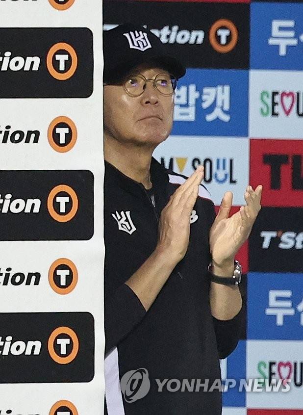 박수치는 이강철 감독 (서울=연합뉴스) 임화영 기자 = 28일 서울 잠실야구장에서 열린 kt wiz와 두산 베어스의 경기.     7회초 1사 2, 3루 KT 김현수의 동점타 때 이강철 감독이 손뼉 치고 있다. 2026.5.28 hwayoung7@yna.co.kr