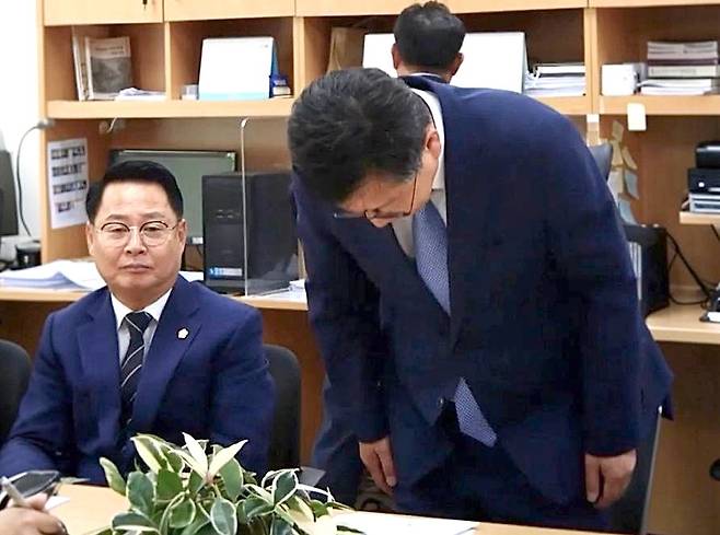 고개 숙여 사과하는 안호영 의원 [안호영 국회의원 제공. 재판매 및 DB 금지]