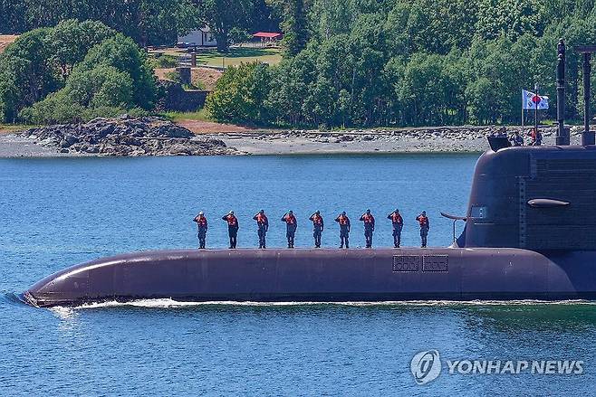 출항하는 도산안창호함 (서울=연합뉴스) 해군 3,000톤급 잠수함 도산안창호함(SS-III)이 2일(현지시간) 한국-캐나다 연합협력훈련에 참가하기 위해 캐나다 서부 빅토리아에 있는 에스퀴몰트 기지에서 출항하고 있다. 2026.6.3 [해군 제공. 재판매 및 DB 금지] photo@yna.co.kr