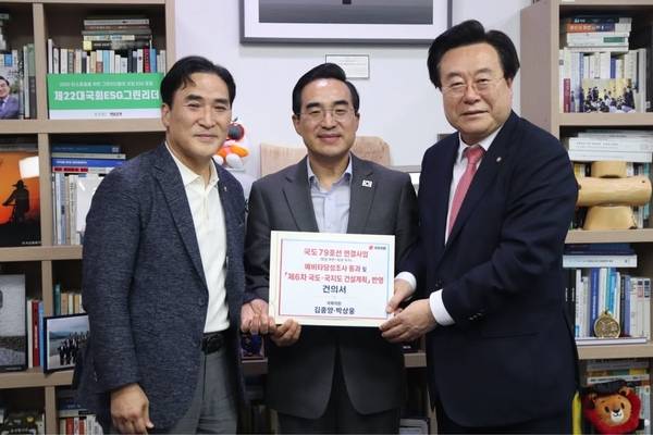 김종양(왼쪽)·박상웅(오른쪽) 국회의원이 7일 박홍근 기획예산처 장관을 만나 창원 북면과 창녕 부곡 국도 79호선 단절 구간 노선 연결 사업에 정부 차원 관심과 지원을 요청하고 있다. /박상웅 의원실