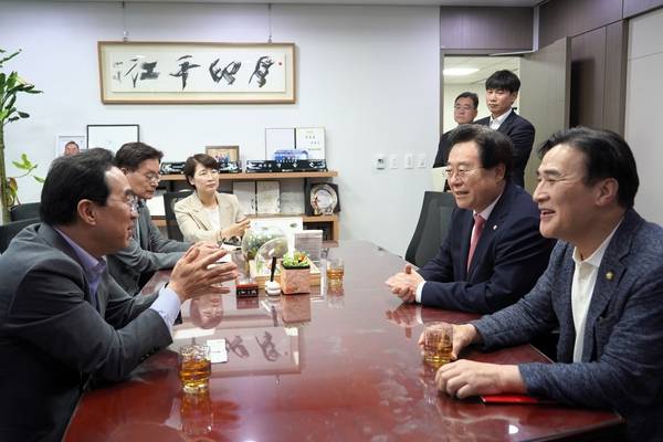 김종양(왼쪽)·박상웅(오른쪽) 국회의원이 7일 박홍근 기획예산처 장관을 만나 창원 북면과 창녕 부곡 국도 79호선 단절 구간 노선 연결 사업에 정부 차원 관심과 지원을 요청하고 있다. /박상웅 의원실