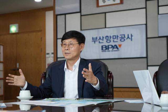 송상근 부산항만공사 사장이 지난 2일 부산항만공사에서 아주경제신문과 인터뷰하고 있다. [사진=부산항만공사]