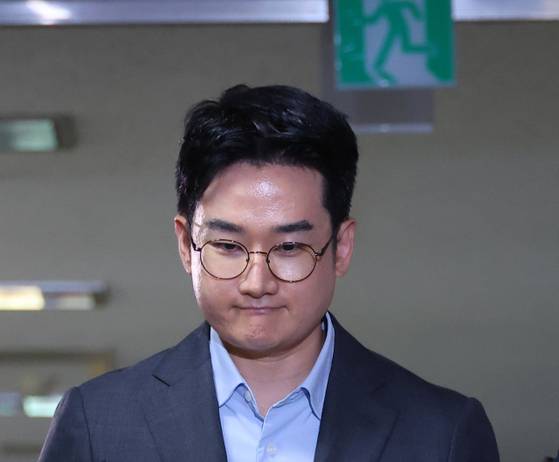 지난 6·3 지방선거에서 피습 자작극 혐의를 받는 정이한 전 개혁신당 부산시장 후보가 8일 부산지방법원에 구속 전 피의자 심문(영장실질심사)에 출석하기위해 법정에 들어서고 있다. 〈사진출처=연합뉴스〉
