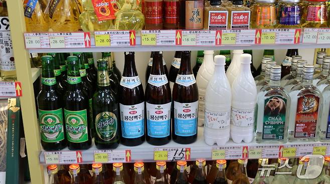 단둥시 상점에서는 북한에서 수입된 대동강맥주, 룡성맥주 등 다양한 주류가 판매되고 있다.(필자 제공).