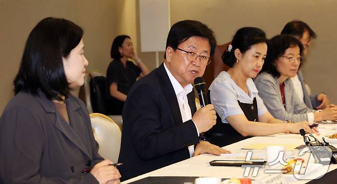 최교진 교육부 장관이 22일 오후 서울 종로구 세종대로 정부서울청사에서 열린 학부모와 함께하는 제6차 교육진담 간담회에서 모두 발언을 하고 있다. 2026.6.22 ⓒ 뉴스1 김명섭 기자