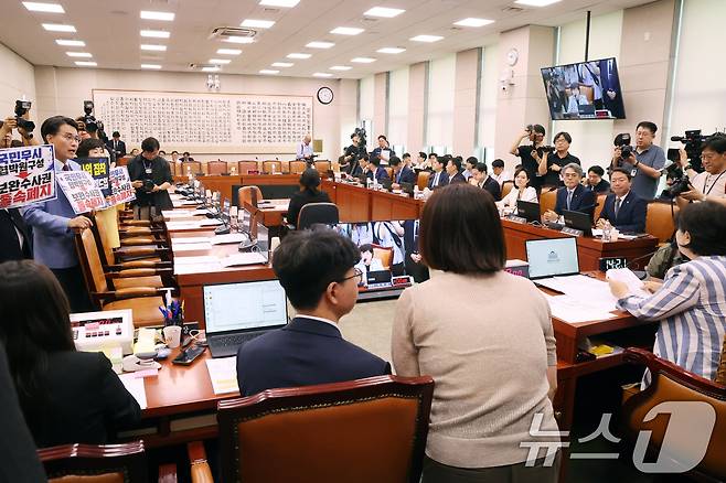 국민의힘 법사위원들이 8일 서울 여의도 국회에서 열린 법제사법위원회 전체회의에서 서영교 위원장에게 항의하고 있다. 2026.7.8 ⓒ 뉴스1 황기선 기자