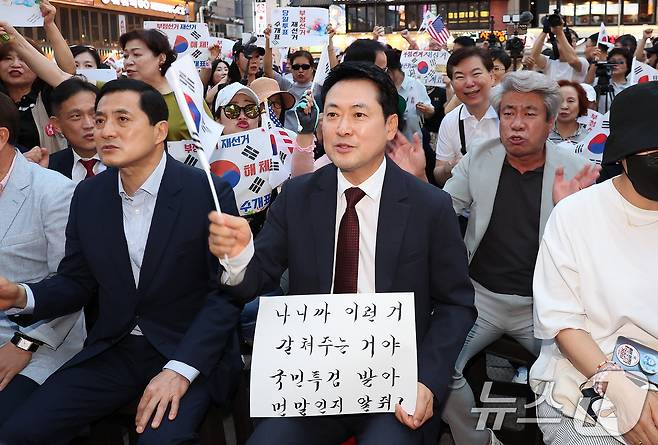 장동혁 국민의힘 대표가 8일 오후 인천 남동구 구월로데오광장에서 열린 ‘6·3 지방선거 투표용지 부족 사태 규탄 집회’에 참석해 구호를 외치고 있다. 2026.7.8 ⓒ 뉴스1 박지혜 기자