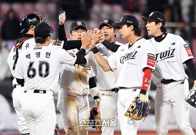 KT 선수들이 27일 수원케이티위즈파크에서 열린 2025 KBO리그 두산전에서 4-3으로 승리한 뒤 하이파이브를 나누고 있다. 사진 | 박진업 기자 upandup@sportsseoul.com