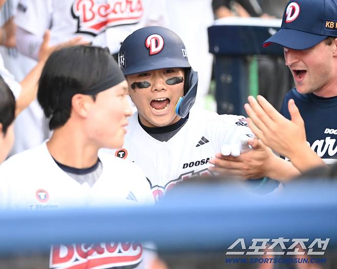 8일 잠실야구장에서 열린 SSG와 두산의 경기, 2회말 2사 3루 윤준호가 역전 2점홈런을 치고 기쁨을 나누고 있다. 잠실=허상욱 기자wook@sportschosun.com/2026.07.08/
