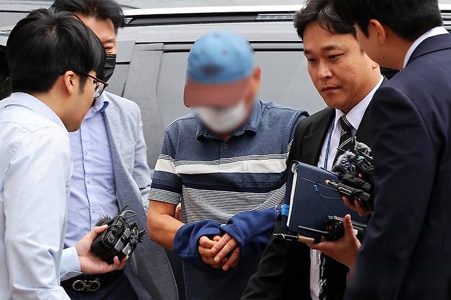 '여고생 살해범' 장윤기 사건의 증거를 인멸한 혐의를 받는 광주 광산경찰서 수사팀장 A 경감이 8일 오전 전남광주통합특별시 동구 광주지방법원에서 열린 구속 전 피의자 심문(영장실질심사)에 출석하고 있다. 연힙뉴스