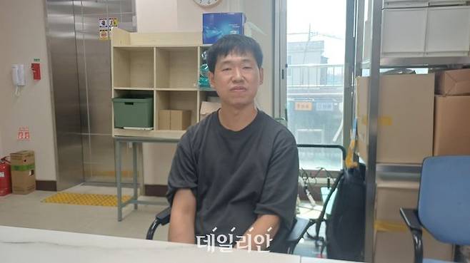 서울 강동노인복지관에서 급식보조 업무를 하는 남재희 씨. ⓒ데일리안 김성웅 기자