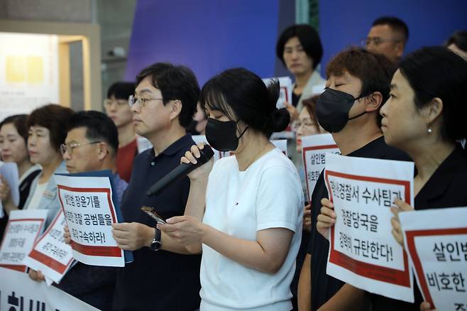 故(고) 이채원 어머니가 광주경찰청 1층 로비에서 부실·은폐 수사 규탄 및 유착 경찰관 구속 촉구 기자회견에 참석해 인사말하고 있다. 2026.7.8/뉴스1