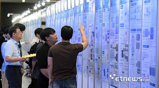 제24회 국제 나노기술융합전시회(나노코리아 2026)가 8일 경기 고양시 킨텍스에서 열렸다. 참관객이 다양한 나노분야 연구 성과를 살펴보고 있다.  이동근기자 foto@etnews.com