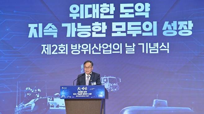 8일 서울 용산 전쟁기념관에서 열린 '제2회 방위산업의 날 기념식'에서 이용철 방위사업청장이 개회사를 하고 있다. 방사청 제공