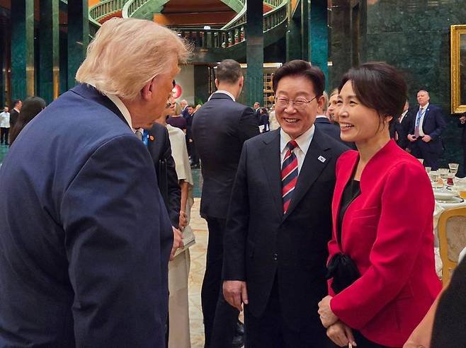 북대서양조약기구(NATO·나토) 정상회의에 참석 중인 이재명 대통령과 김혜경 여사가 지난 7일(현지시간) 튀르키예 앙카라 대통령궁에서 열린 레젭 타입 에르도안 튀르키예 대통령 주최 환영 만찬에서 도널드 트럼프 미국 대통령과 대화하고 있다. 뉴시스