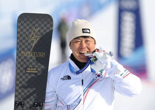 김상겸이 2월 열린 2026 밀라노·코르티나담페초 겨울올림픽 스노보드 남자 평행 대회전에서 은메달을 차지한 뒤 기뻐하고 있다. 리비뇨/연합뉴스