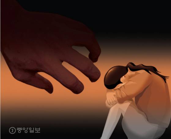 서울고법 인천원외재판부 형사1부(부장 정승규)는 지난달 24일 강제추행 등 혐의로 기소된 성인화보 제작사 전 대표 A씨(51)에게 징역 2년 6개월에 집행유예 4년을 선고했다. 중앙포토