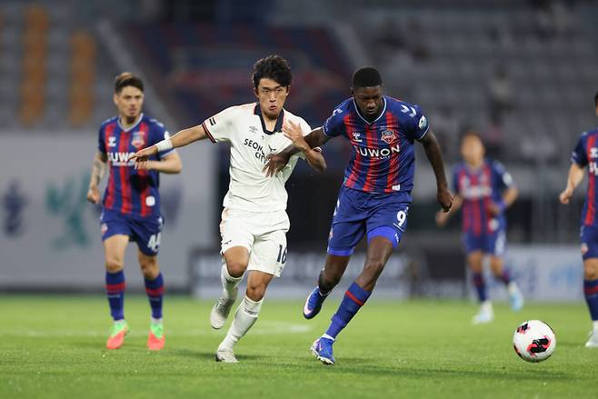 수원FC의 마테우스 바비(오른쪽). 한국프로축구연맹제공