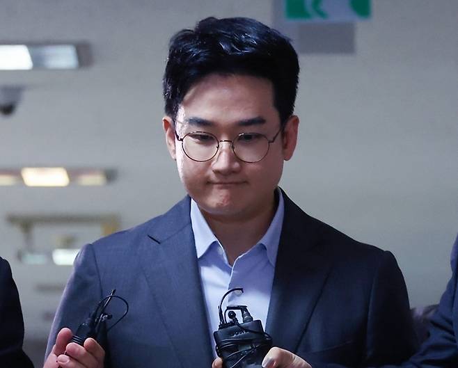 지난 6·3 지방선거에서 피습 자작극 의혹을 받는 정이한 전 개혁신당 부산시장 후보가 8일 부산지방법원에 구속 전 피의자 심문(영장실질심사)에 출석하기위해 법정에 들어서고 있다. [연합뉴스]