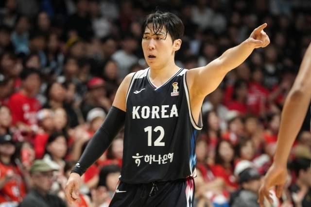 한일전에서 투혼을 펼쳤던 ‘에너자이저’ 문정현, 결국 부상을 피하지 못했다. 사진=대한민국농구협회 제공