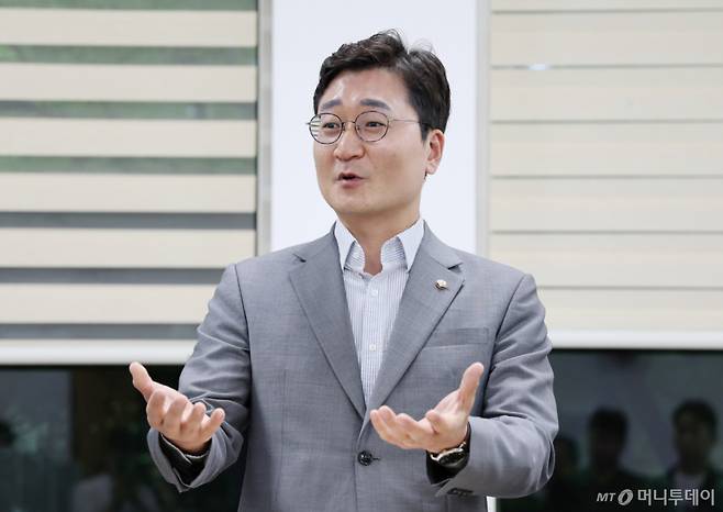 (대전=뉴스1) 김기태 기자 = 장철민 더불어민주당 국회의원(대전 동구)이 16일 대전시의회에서 기자회견을 열고 '대전 0시축제' 전면 재검토를 촉구하고 있다. 2025.7.16/뉴스1 Copyright (C) 뉴스1. All rights reserved. 무단 전재 및 재배포, AI학습 이용 금지. /사진=(대전=뉴스1) 김기태 기자