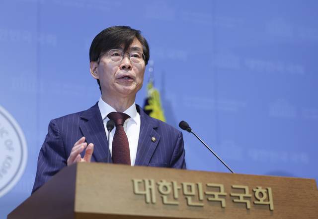 조경태 국민의힘 의원이 8일 오후 서울 여의도 국회 소통관에서 장동혁 국민의힘 당 대표 윤리위원회 제소 관련 기자회견을 하고 있다. 뉴시스
