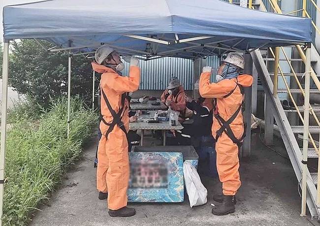 광양제철소 생산직 사원들이 신규 시스템으로 신청 및 배송된 생수를 섭취하며 무더위를 식히고 있다.