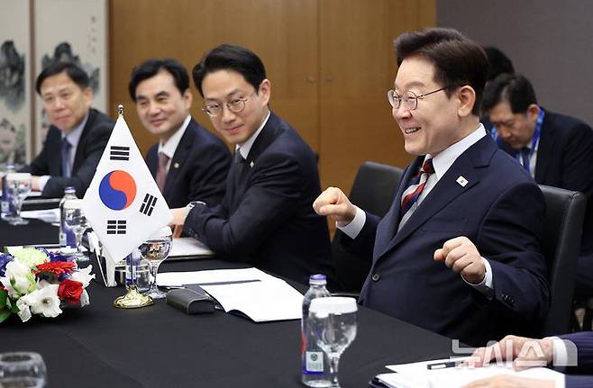 [앙카라=뉴시스] 조성봉 기자 = 이재명 대통령이 8일(현지 시간) 튀르키예 앙카라의 한 호텔에서 열린 요나스 가르 스퇴레 노르웨이 총리와 한-노르웨이 정상회담에서 노르웨이 월드컵 응원 관련 발언을 하고 있다. 2026.07.08. suncho21@newsis.com