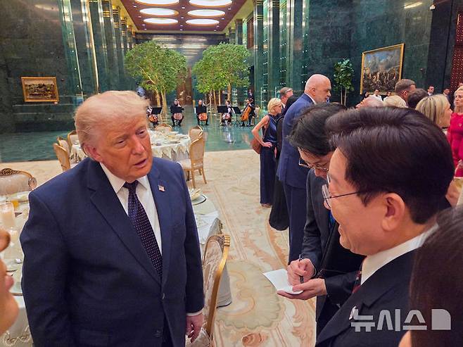 [앙카라=뉴시스] 조성봉 기자 = 북대서양조약기구(NATO·나토) 정상회의에 참석 중인 이재명 대통령과 도널트 트럼프 미국 대통령이 7일(현지 시간) 튀르키예 앙카라 대통령궁에서 열린 레젭 타입 에르도안 튀르키예 대통령 주최 환영 만찬에서 대화하고 있다. (공동취재) 2026.07.08. suncho21@newsis.com