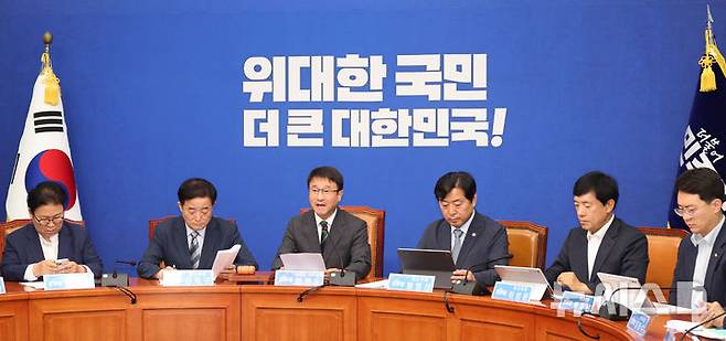 [서울=뉴시스] 최진석 기자 = 한병도 더불어민주당 대표 직무대행 겸 원내대표가 8일 여의도 국회에서 열린 최고위원회의에서 발언하고 있다. 2026.07.08. myjs@newsis.com