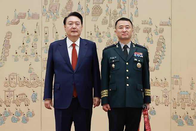 2024년 5월 1일 윤석열 대통령이 원천희 신임 국방정보본부장의 삼정검에 수치를 달아준 뒤 기념촬영을 하고 있다. (출처:연합)